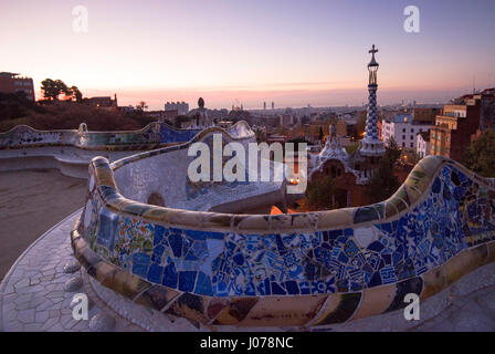 Lever du soleil sur la terrasse du Parc Guell à Barcelone Espagne Europe Banque D'Images