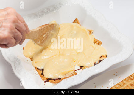 La préparation des desserts Napoléon : l'ajout de crème pâtissière Banque D'Images