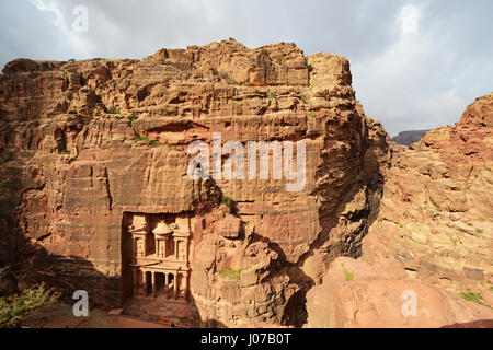 Une vue d'ensemble le trésor (El khazneh) dans l'ancienne ville nabatéenne de Pétra en Jordanie. Banque D'Images