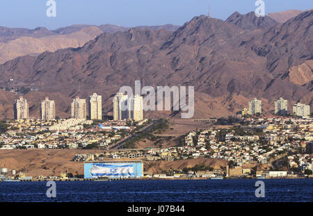 La ville israélienne d'Eilat comme vu depuis Aqaba. Banque D'Images