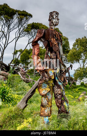 Un "géant de fer" sculpture déchets faits de métal rouillé se tient droit et donne à la San Francisco Bay, de l'ampoule d'Albany, un ancien dépotoir. Banque D'Images