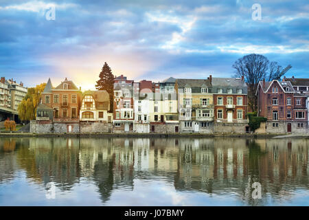 Les vieux bâtiments sur la rive de la Meuse (Maas) river sur le lever du soleil à Namur, Wallonie, Belgique (image HDR coloré) Banque D'Images