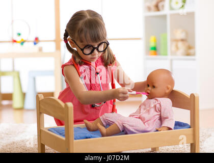 Enfant jouant médecin avec toy Banque D'Images