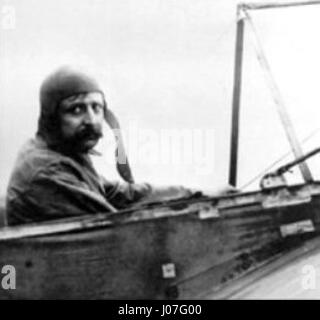 Ce titre fait référence à Louis Blériot, l'aviateur français devenu célèbre pour avoir effectué le premier vol réussi à travers la Manche en 1909. La mention « repélogpében » semble être une référence imprécise ou mal orthographiée à un aéronef ou à un événement spécifique. Banque D'Images