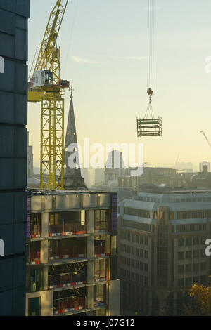 Un travail de grue à tour sur un chantier de construction dans le centre de Londres, UK Banque D'Images