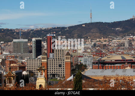 Vue de la ville de Barcelone, dans le célèbre Placa Espanya avec la montagne de Montjuic et de la Tour de Collserola Banque D'Images