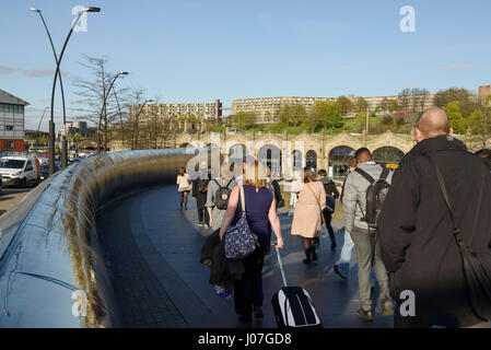 Les gens qui marchent le long de l'approche de la gare de Sheffield Banque D'Images