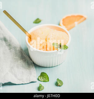 Pamplemousse rose sorbet fait maison avec des feuilles de menthe fraîche Banque D'Images