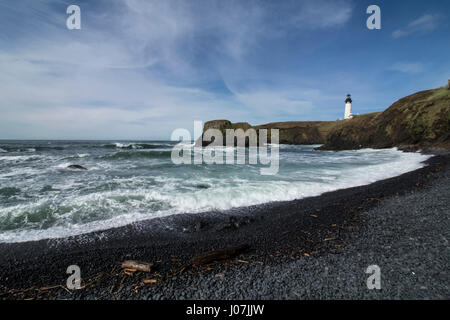 Yaquina Head, à partir de la plage de galets Banque D'Images