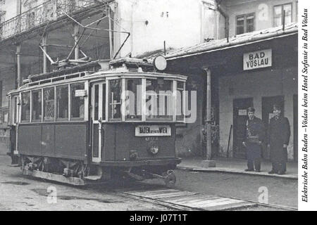 Cette carte postale du début du XXe siècle montre le chemin de fer électrique de Baden, près de l'hôtel Stefanie, à Bad Vöslau, en Autriche. Il capture le développement architectural et technologique de la région pendant cette période. Banque D'Images