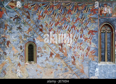 La murale du monastère de Sucevița en Roumanie est une représentation vivante de scènes bibliques, peintes au XVIe siècle. L'œuvre présente des images religieuses détaillées, représentant des saints, des anges et des scènes de la vie du Christ. Banque D'Images