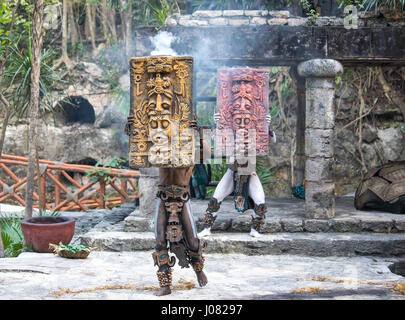 Cancun, Mexique - Mars 16, 2017 : beau jeune homme habillé en costume traditionnels mayas. Banque D'Images