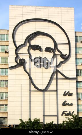 Une grande fresque de Cienfuegos est à l'avant d'un bâtiment donnant sur la Plaza de la Revolucion Banque D'Images