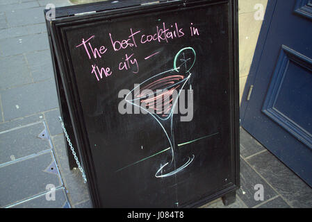 Meilleurs cocktails de la ville restaurant pub alcool enseigne publicitaire blackboard chalk Banque D'Images