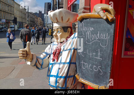 Les tacos mexicains annonce tableau avec comédie drôle chef sur Sauchiehall Street Glasgow Banque D'Images