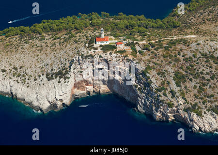 Vue aérienne d'un phare à Skrivena Luka, île de Lastovo, Croatie Banque D'Images