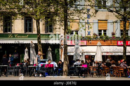 Café - Bistro de la Place Carnot à Carcassonne, France Banque D'Images