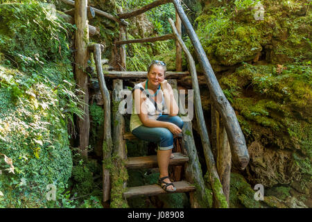 Les touristes visitant caves sur la rivière Korana dans village près de Rastoke Slunj, Croatie Banque D'Images