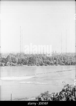 Vue de Villeurbanne depuis Crépieux - le relais de la Doua et les tours des Gratte-Ciel Banque D'Images