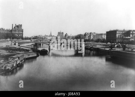 Cette photographie d’Édouard Baldus capture une vue panoramique sur la Seine, en regardant vers l’emblématique cathédrale notre-Dame de Paris. Prise entre 1851 et 1870, elle est un exemple significatif des débuts de la photographie française, mettant en valeur la beauté architecturale et le paysage urbain de Paris au milieu du XIXe siècle. Banque D'Images