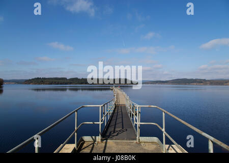 Jetée de réservoir de Kielder dans le Northumberland, en Angleterre. Un ferry fonctionne autour du lac dueing les mois d'été. Banque D'Images