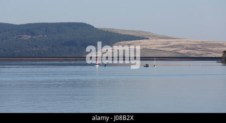 Bateaux sur le lac de Kielder dans le Northumberland, en Angleterre. Le lac sert également de réservoir formé par le barrage de Kielder. Banque D'Images