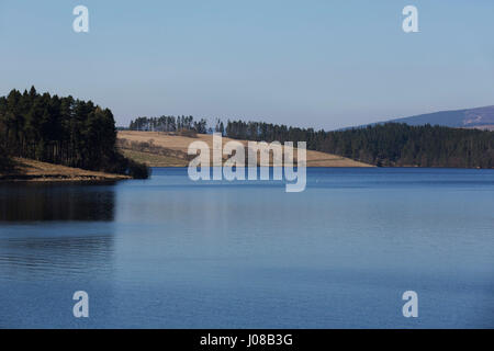 Par forestiers du Lac de Kielder dans le Northumberland, en Angleterre. Le lac sert également de réservoir formé par le barrage de Kielder. Banque D'Images