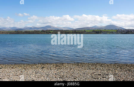 Vue sur le parc national de Snowdonia de Anglesey à travers le détroit de Menai Banque D'Images