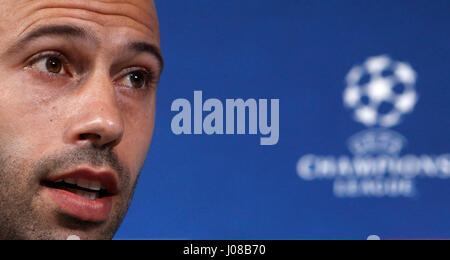 Turin, Italie. 10 avr, 2017. Barcelone Javier Mascherano assiste à une conférence de presse avant les quarts de finale de la Ligue des Champions premier league soccer match contre la Juventus. Credit : Isabella Bonotto/Pacific Press/Alamy Live News Banque D'Images