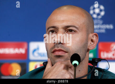 Turin, Italie. 10 avr, 2017. Barcelone Javier Mascherano assiste à une conférence de presse avant les quarts de finale de la Ligue des Champions premier league soccer match contre la Juventus. Credit : Isabella Bonotto/Pacific Press/Alamy Live News Banque D'Images