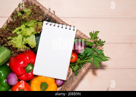 Livre ouvert avec des ingrédients bio végétarienne. Banque D'Images