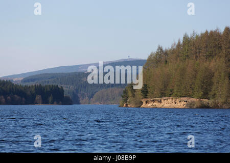 Par forestiers du Lac de Kielder dans le Northumberland, en Angleterre. Le lac sert également de réservoir formé par le barrage de Kielder. Banque D'Images