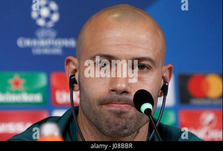 Turin, Italie. 10 avr, 2017. Barcelone Javier Mascherano assiste à une conférence de presse avant les quarts de finale de la Ligue des Champions premier league soccer match contre la Juventus. Credit : Isabella Bonotto/Pacific Press/Alamy Live News Banque D'Images