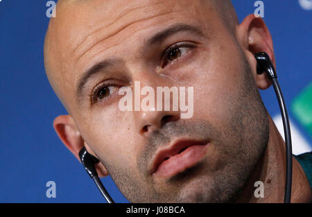 Turin, Italie. 10 avr, 2017. Barcelone Javier Mascherano assiste à une conférence de presse avant les quarts de finale de la Ligue des Champions premier league soccer match contre la Juventus. Credit : Isabella Bonotto/Pacific Press/Alamy Live News Banque D'Images