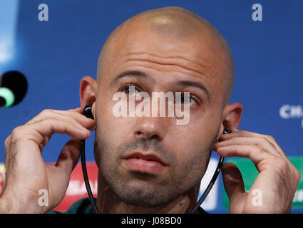 Turin, Italie. 10 avr, 2017. Barcelone Javier Mascherano assiste à une conférence de presse avant les quarts de finale de la Ligue des Champions premier league soccer match contre la Juventus. Credit : Isabella Bonotto/Pacific Press/Alamy Live News Banque D'Images