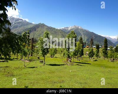 Vue fascinante sur les montagnes dans la promenade du Cachemire Banque D'Images