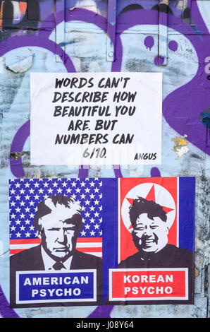 Une affiche sur le mur fait une déclaration politique par comparaison, semble-t-il président américain Trump avec dictateur nord-coréen Kim Jong-un. Voie rapide Banque D'Images