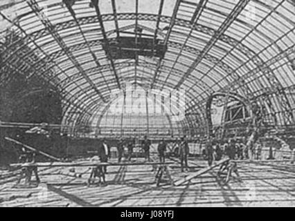 Cette image représente une vue intérieure du Palacio de Bellas Artes lors d'un test structurel de la résistance du dôme en 1910. La scène met en valeur le grand espace architectural, soulignant la valeur technique et artistique du bâtiment pendant sa phase de construction. Le Palacio est un lieu culturel important de Mexico, connu pour son design néoclassique et son importance dans l'histoire de l'art mexicain. Banque D'Images