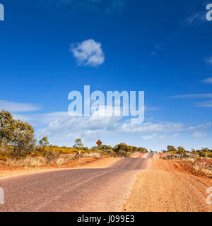 Cette route cahoteuse dans le désert est l'autoroute à Barkly outback Queensland en Australie. Banque D'Images