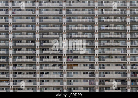 Image détaillée des balcons d'un immeuble d'appartements de grande hauteur à Tokyo, Japon. Banque D'Images