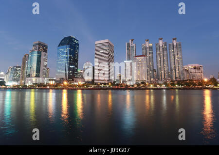 Ville de gratte-ciel dans le centre-ville de Benjakitti Park à Bangkok Thaïlande,cityscape dans le crépuscule du temps. Banque D'Images