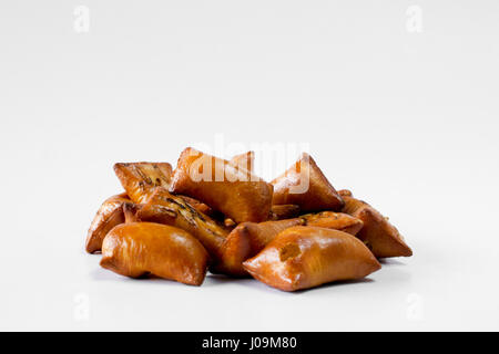 Une partie des bretzels au beurre d'arachides non salées sur fond blanc Banque D'Images