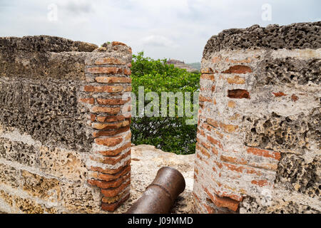 Un canon est perché sur la vieille époque coloniale à Cartagena, Colombie. Banque D'Images