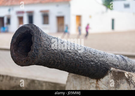 Un canon de l'époque coloniale le long de la rivière à Mompox, Colombie. Banque D'Images