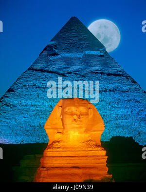 Pleine lune derrière le Sphinx et la pyramide de Khéphren, Gizeh, Le Caire, Égypte. Banque D'Images
