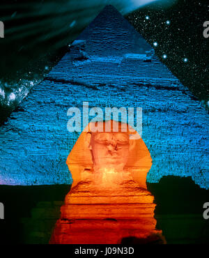 Sphinx et pyramide illuminée la nuit, Gizeh, Le Caire, Égypte. Banque D'Images