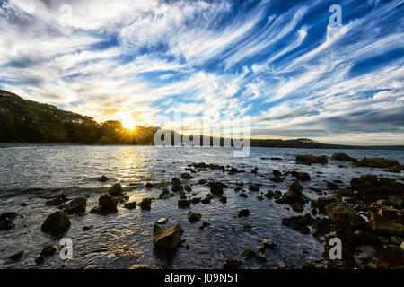 Les formations de nuages spectaculaires au coucher du soleil à la plage, Lavandière Bendalong Beach, Shoalhaven, Côte Sud, New South Wales, NSW, Australie Banque D'Images