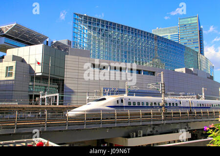 Tokaido Shinkansen en passant par Tokyo International Forum Tokyo Japon Banque D'Images