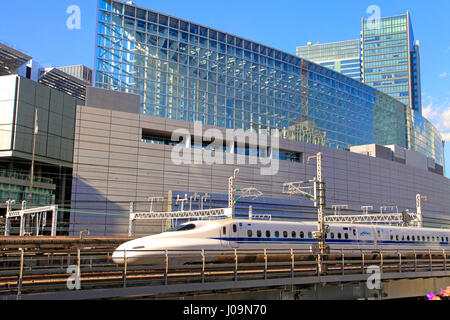 Tokaido Shinkansen en passant par Tokyo International Forum Tokyo Japon Banque D'Images