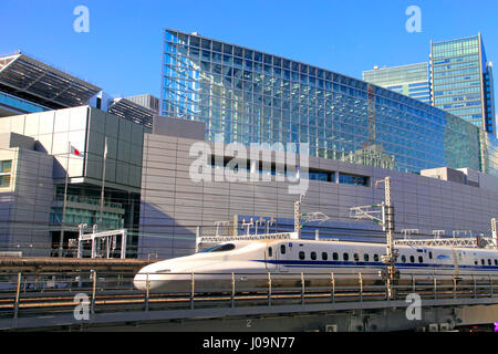 Tokaido Shinkansen en passant par Tokyo International Forum Tokyo Japon Banque D'Images